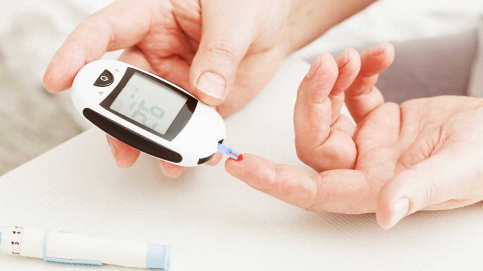 Unha persoa diabética comproba o seu nivel de glicosa. AEP