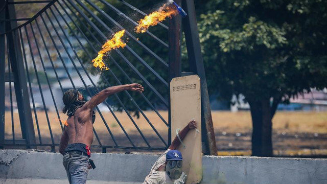 Opositores se enfrentan con la policía en una manifestación en las calles de Caracas. RAYNER PEÑA