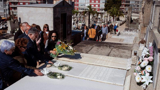 Familiares y amigos de Socorro Pérez realizan una ofrenda floral ante su tumba. BRAIS LORENZO