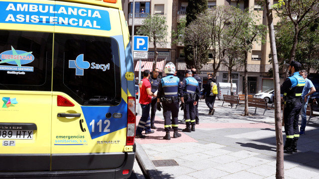 Efectivos policiais e un vehículo de Urxencias no lugar no que un home apuñalou a súa exparella no tórax en Salamanca. J.M.GARCÍA