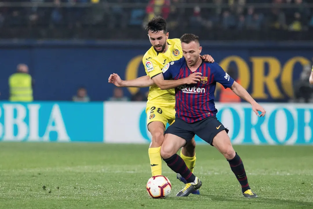 Arthur protege un balón ante Morlanes en un partido ante el Villarreal. DOMENECH CASTELLÓ (EFE)