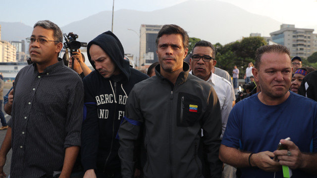 Leopoldo López, tras ser liberado en Caracas. RAYNER PEÑA (EFE)