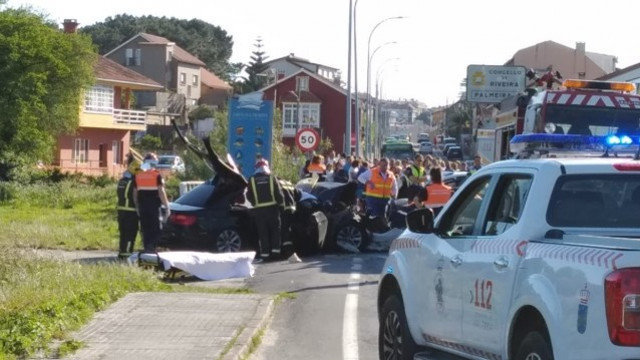 Trabajos de los equipos de emergencias en el lugar del accidente en A Pobra do Caramiñal. TVG
