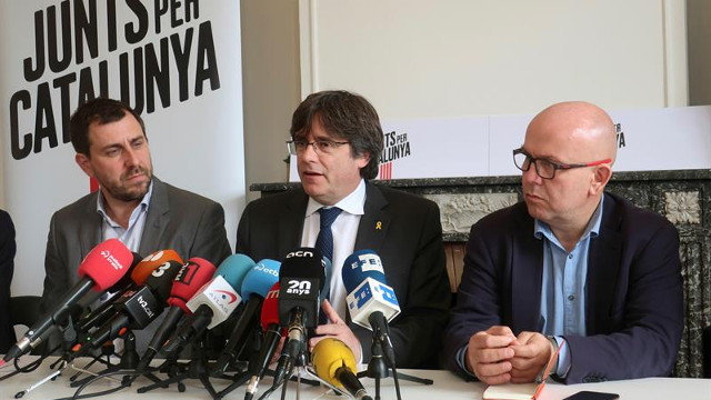 El exconsejero catalán Antoni Comín (i), el expresidente de Cataluña Carles Puigdemont (c), y el abogado Gonzalo Boye (d), durante la rueda de prensa que ofrecen este sábado en Bruselas. EFE