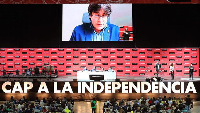 Intervención telemática de Carles Puigdemont durante la Asamblea General Ordinaria de la ANC. EFE