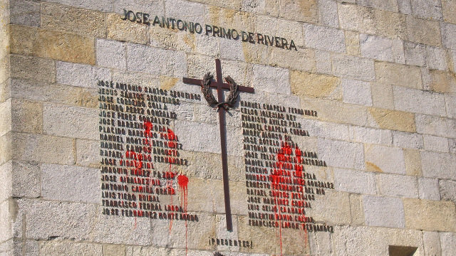 Símboloxía franquista na fachada da excolexiata de Cangas. DP