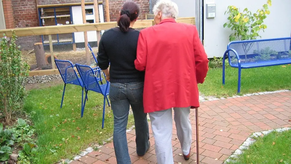 Una mujer cuida a una persona dependiente.EP