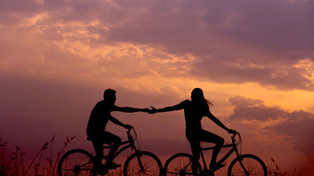 Una pareja en bicicleta. EP