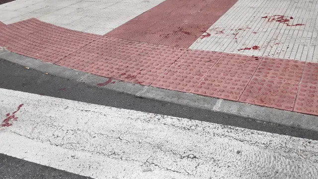 O lugar onde ocorreu o ataque en Loureiro Crespo quedou manchado de sangue. CRISTIAN GONZÁLEZ