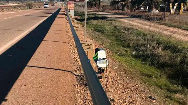 Los veloláser, casi imperceptibles, se colocarán a poca distancia de un radar fijo. AEP