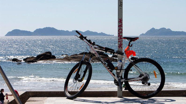 Una bicicleta en el paseo junto a la playa de Samil. ARCHIVO