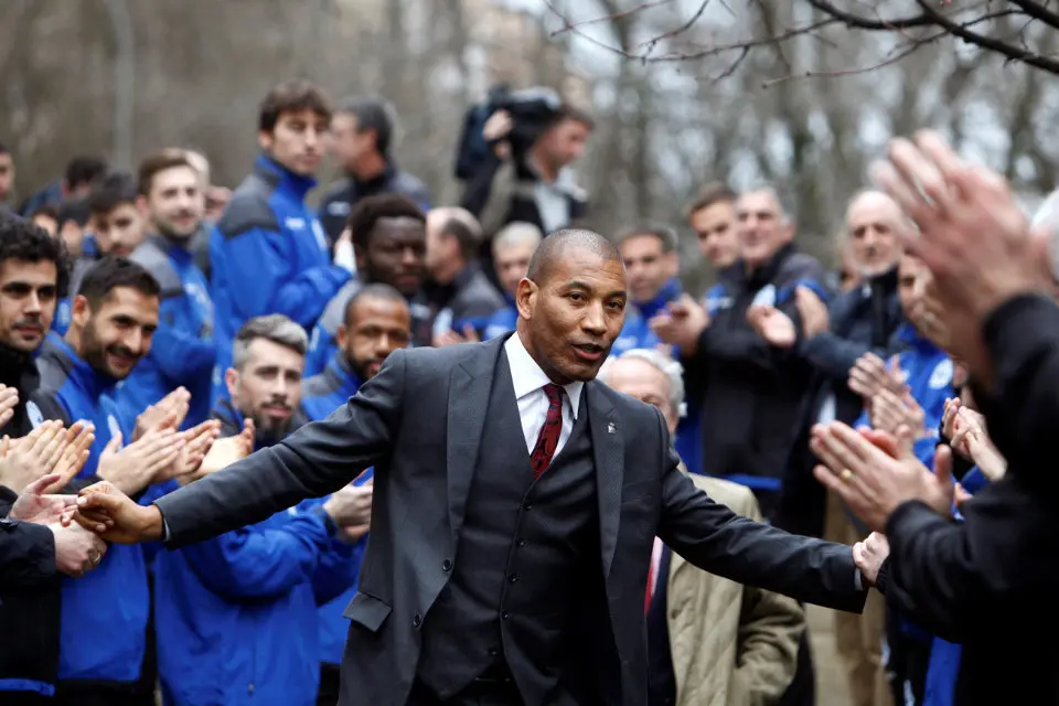 Mauro Silva, arroupado polos xogadores de Deportivo e veciños da Coruña.CABALAR (EFE)