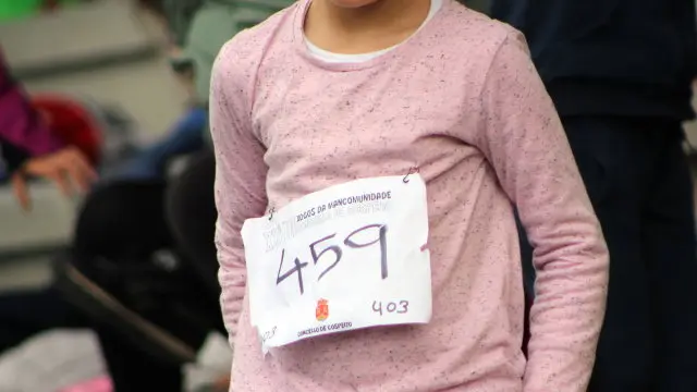 Los niños participantes en los Xogos da Mancomunidade lucieron el número 403 en recuerdo de Desirée. SILVIA IGLESIA