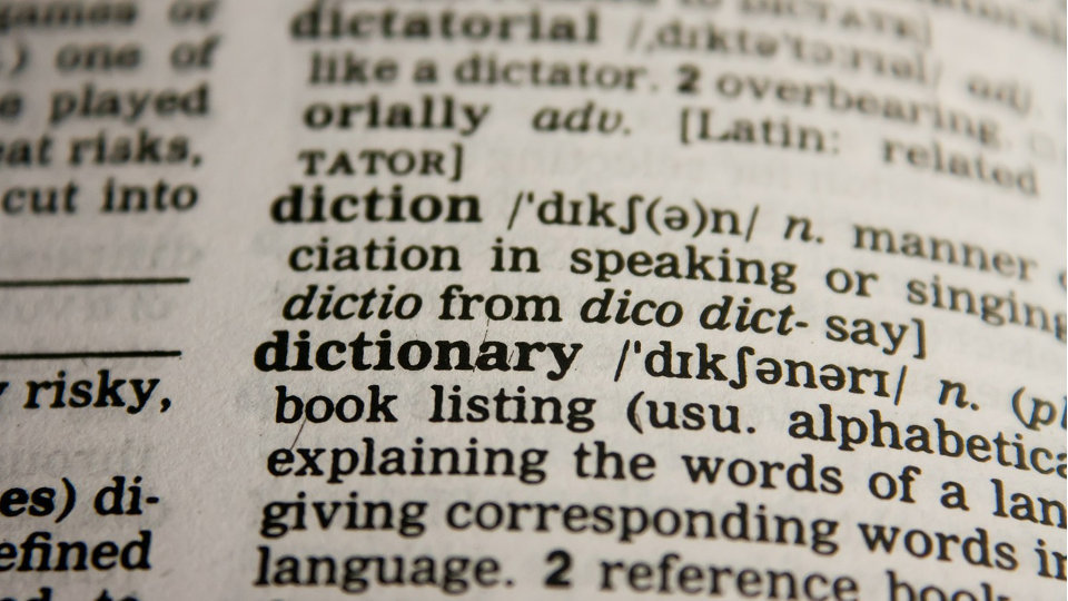 Un diccionario en inglés.EP