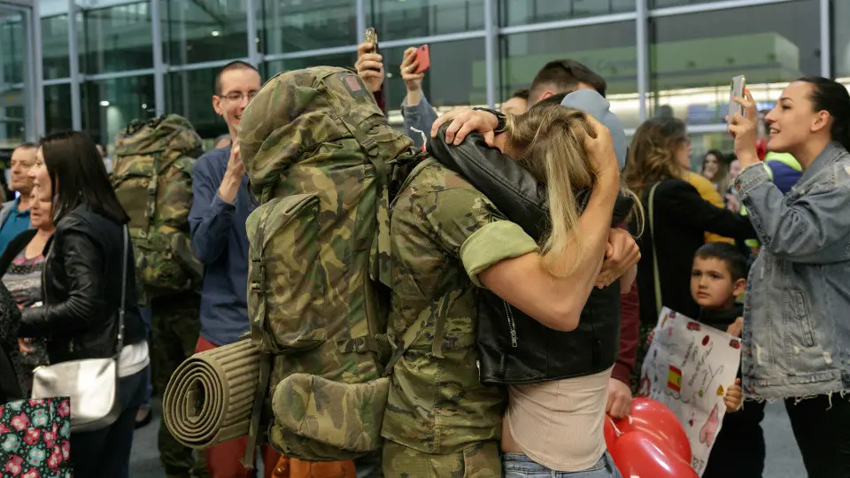 Llegada de los soldados al aeropuerto de Lavacolla. LUIS POLO (AGN) (2)