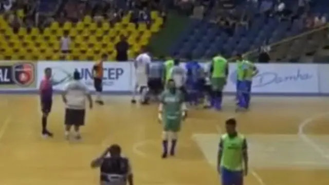 Momento en el que el árbitro recibe asistencia. YOUTUBE