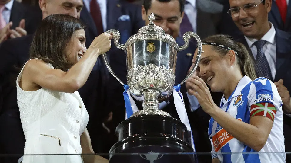 La Reina Letizia hace entrega del trofeo a la capitana de la Real Sociedad, Sandra Ramajo. JORGE ZAPATA (EFE)