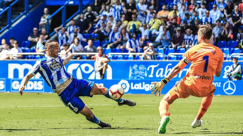 Momento en el que Quique González puso por delante a los coruñeses. RC DEPORTIVO