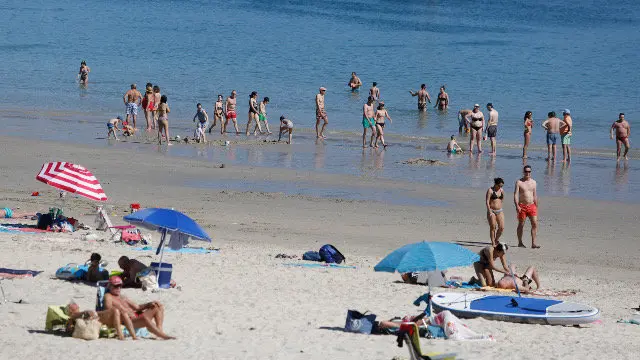 Ba&ntilde;istas este domingo na praia de Silgar. GONZALO GARC&Iacute;A