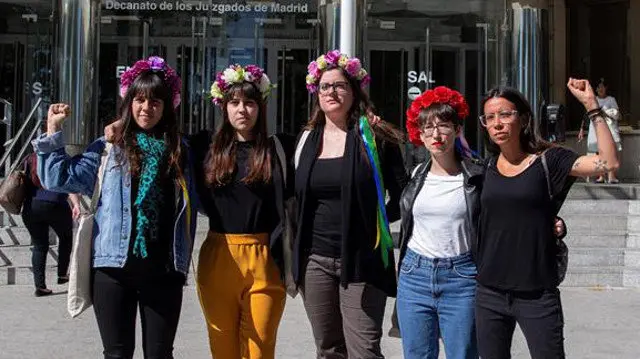 Activistas de Femen protestando, este lunes, por la detención de la mujer RODRIGO JIMÉNEZ