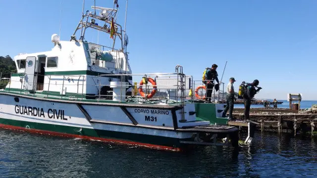 Tareas de búsqueda en la ría del pontevedrés que abandonó su coche en Rande. GUARDIA CIVIL