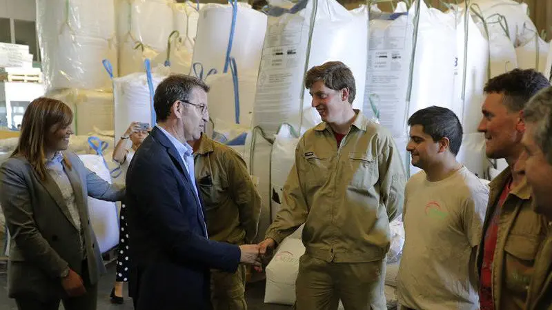 Alberto Núñez Feijóo junto a la candidata del PP en Melide, Dalia García. LAVANDEIRA, EFE