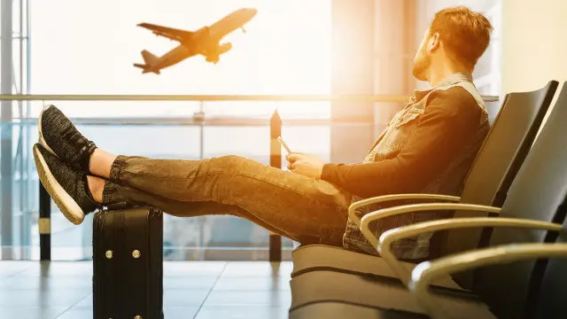 Un hombre, en un aeropuerto. EP