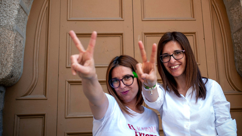 Las enfermeras Vanesa Faro (i) y Mercedes Gómez, dos de los cuatro enfermeros que alquilaron el avión a Santiago. BRAIS LORENZO (Efe)