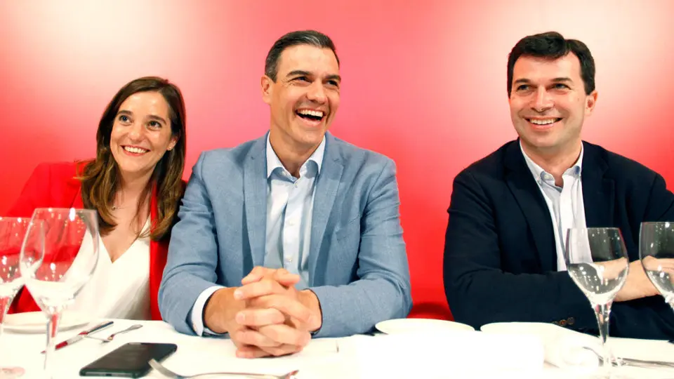La alcaldable socialista por A Coruña, Inés Rey, junto a Pedro Sánchez y Gonzalo Caballero. CABALAR (Efe)