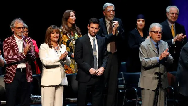 Messi no aplaude a favor de los presos al recibir la Creu de Sant Jordi. TONI ALBIR (EFE)