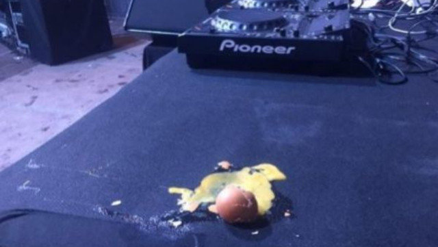 Uno de los huevos en el escenario. TWITTER