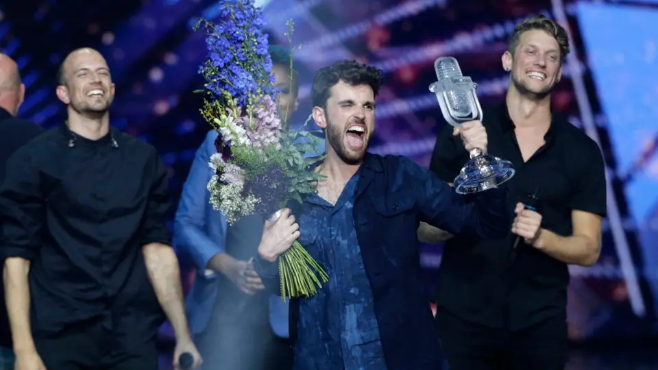 Duncan Laurence celebra la victoria en Tel Aviv. ABIR SULTAN (Efe)