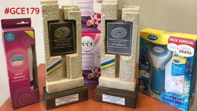 O set de produtos que recibiu o equipo de squash. TWITTER