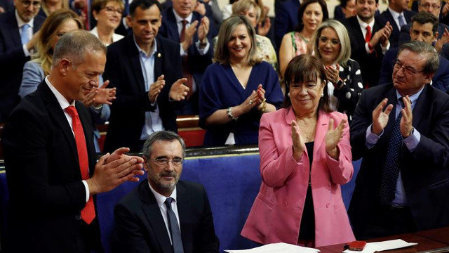 Manuel Cruz, aplaudido por sus compañeros del PSOE. EMILIO NARANJO (EFE)
