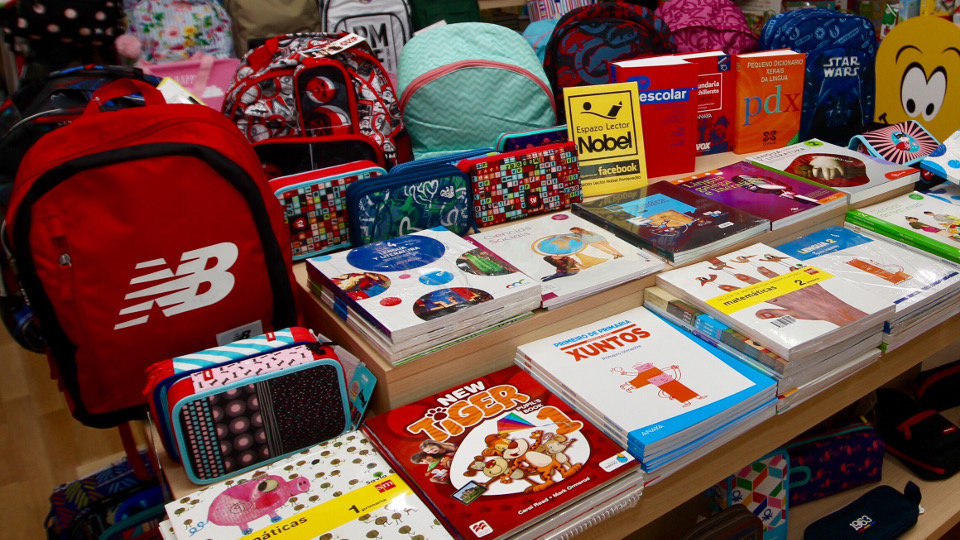 As axudas para a compra de libros están destinadas a alumnos de 1º e 2º de Primaria e de Educación Especial. RAFA FARIÑA