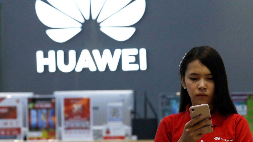 Una empleada de Huawei, con un iPhone.RUNGROJ YONGRIT (Efe)