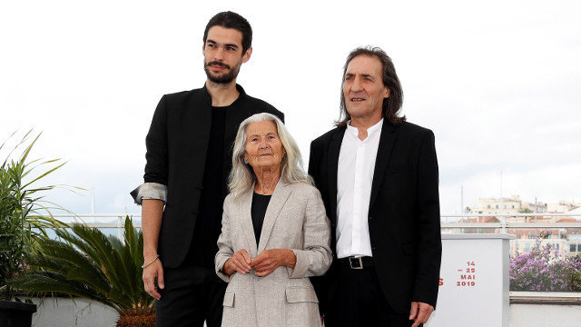 Oliver Laxe e os actores Amador Arias Mon e Benedicta Sánchez Vila posan en Cannes. JULIEN WARNAND (EFE)