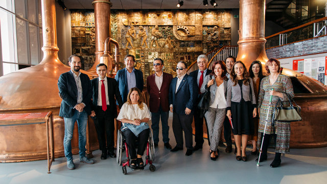 Rivera y Durán, con integrantes de la Once tras la firma del convenio. EP