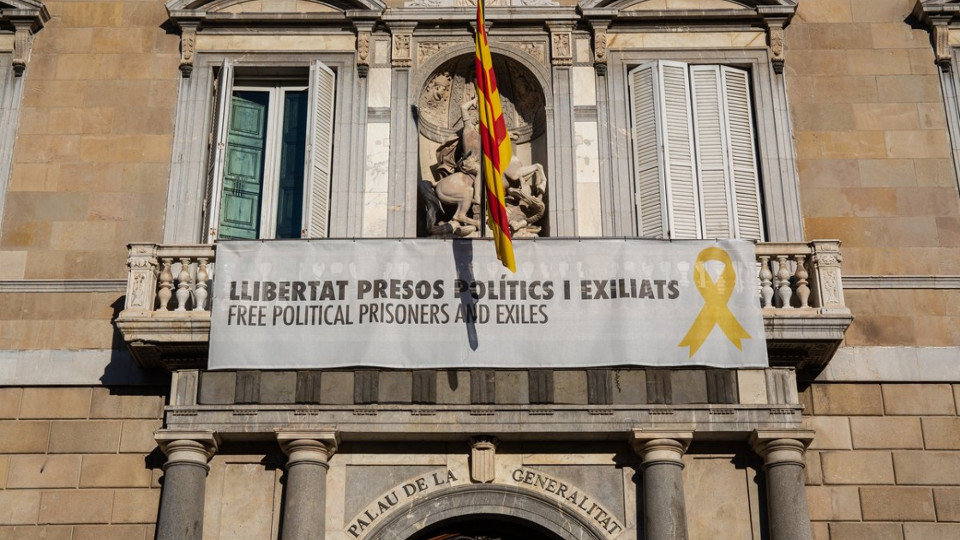 Pancarta en el Palau de la Generalitat. TWITTER