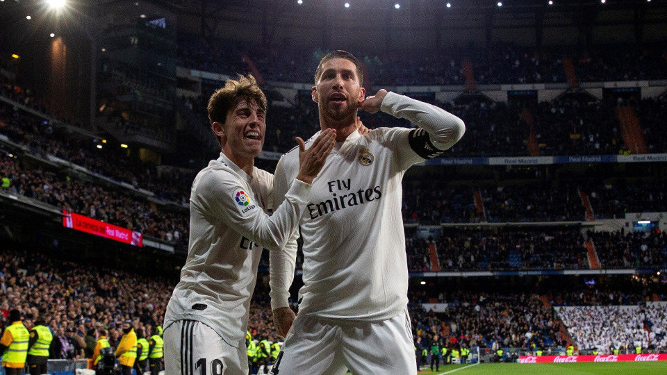 Ramos celebra un gol en el Santiago Bernabéu junto a Odriozola. RODRIGO JIMÉNEZ (EFE)