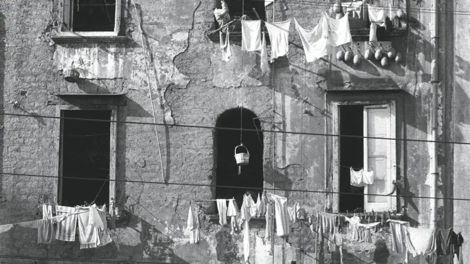Edificio, ropa colgada. EP