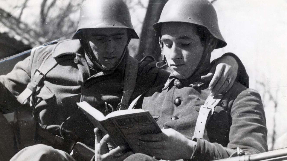 Soldados leyendo. EP