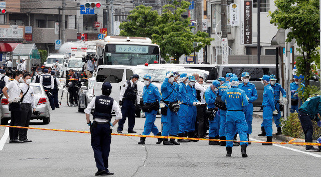Policías e persoal de urxencias traballan no lugar onde se perpetrou un ataque con arma branca, en Kawasaki. KIMIMASA MAYAMA (EFE)
