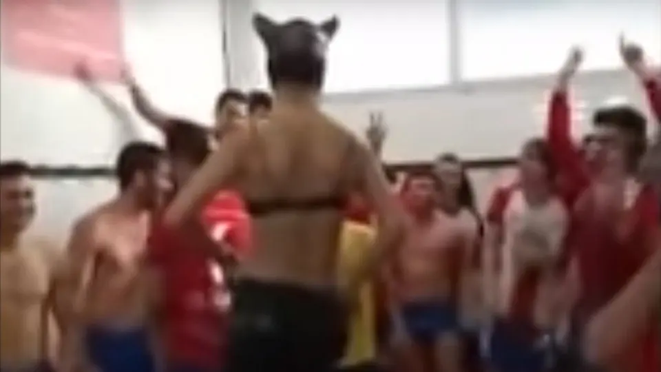 La estríper, rodeada por los jugadores del CE Llançà en el vestuario. YOUTUBE