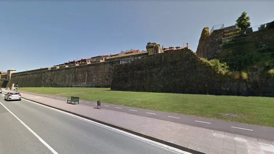 Un tramo de la muralla de Hondarribia. GOOGLE