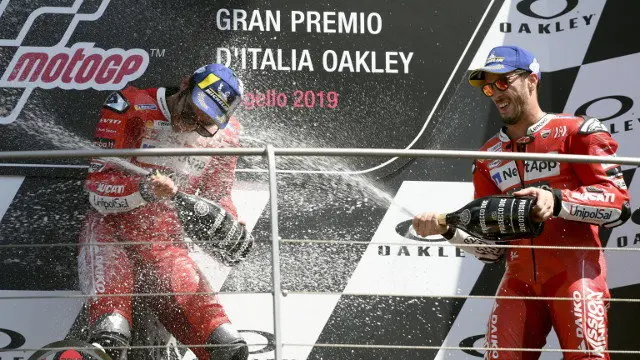 Petrucci y Dovizioso celebrando el podio. CLAUDIO GIOVANNINI (EFE)