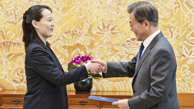 Kim Yo-jong saludando al presidente surcoreano, Moon Jae-in, en 2018. EFE