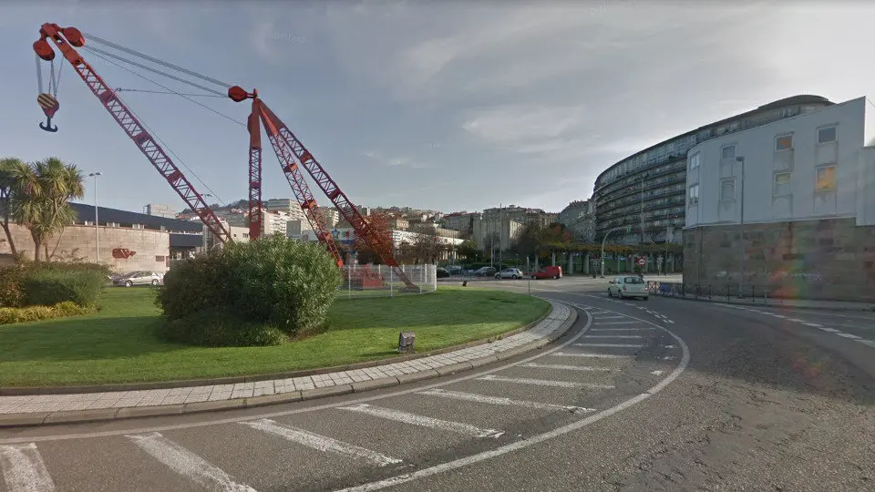 El accidente tuvo lugar en la glorieta de Beiramar. GOOGLE