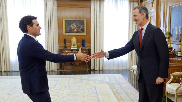 O rei Felipe VI saúda ao presidente de Cs, Albert Rivera, no Palacio da Zarzuela. JUAN CARLOS HIDALGO (EFE)