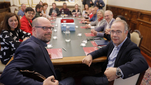 O alcalde en funcións de Santiago, Martiño Noriega, e o electo, Xosé Sánchez Bugallo, manteñen a primeira reunión para o traspaso de poderes. LAVANDEIRA JR (EFE)